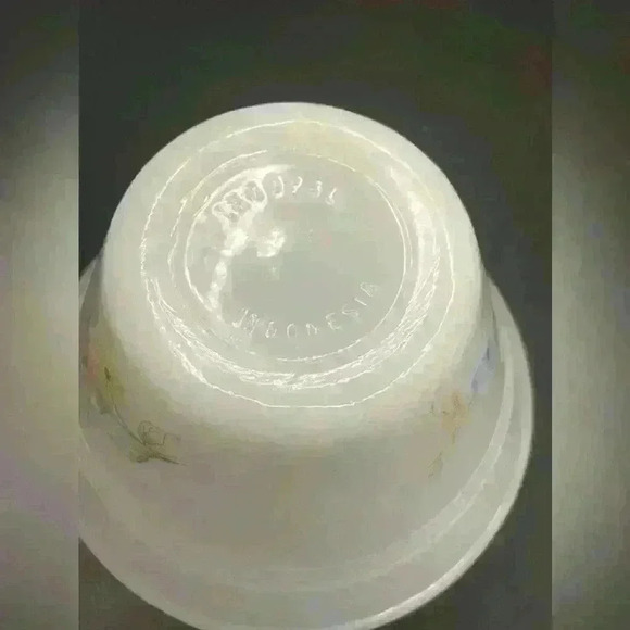 Vintage 1970s Set of 3 Milk Glass Indopal Ramekins / Custard Cups Pastel Flowers - Picture 3 of 4